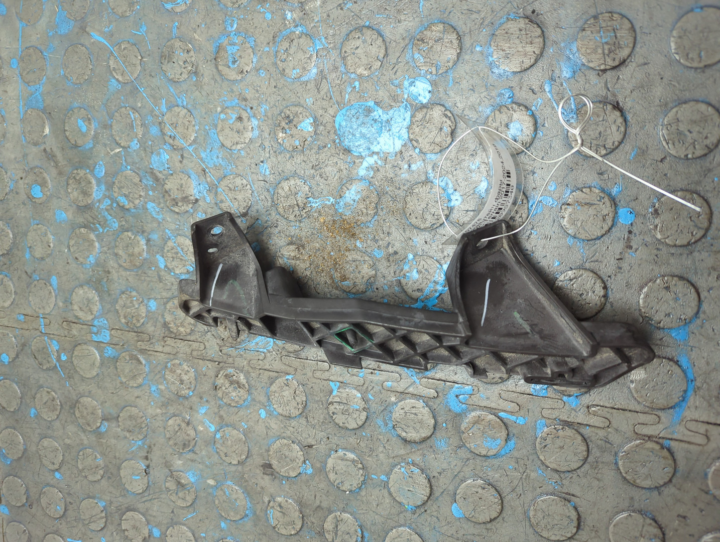 Кронштейн фар левый