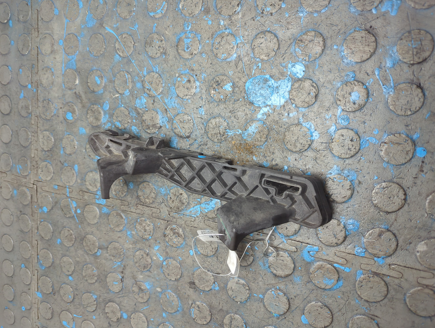 Кронштейн фар левый