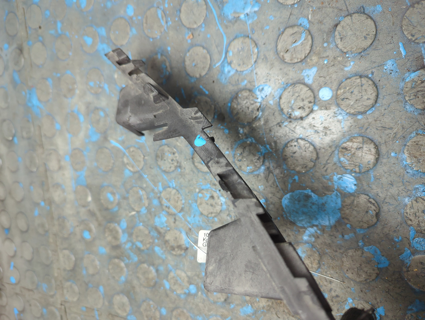 Кронштейн фар левый