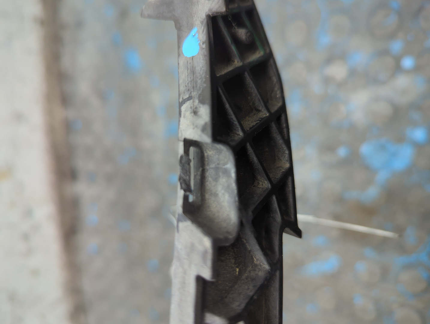 Кронштейн фар левый