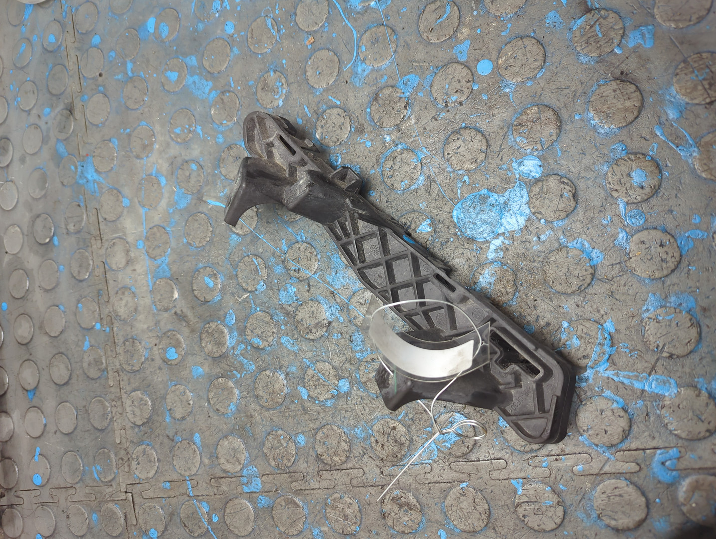 Кронштейн фар левый