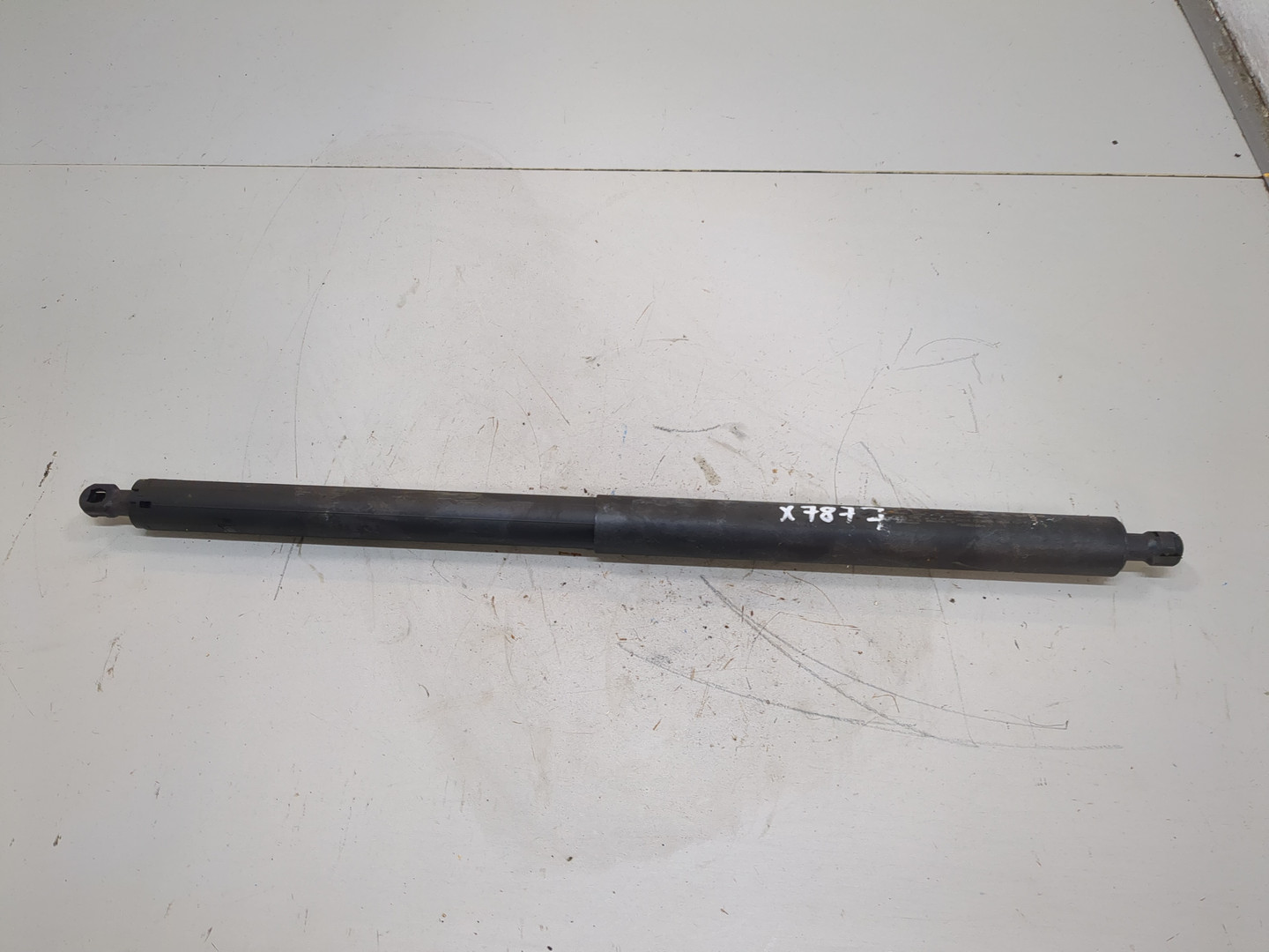 Амортизатор крышки багажника