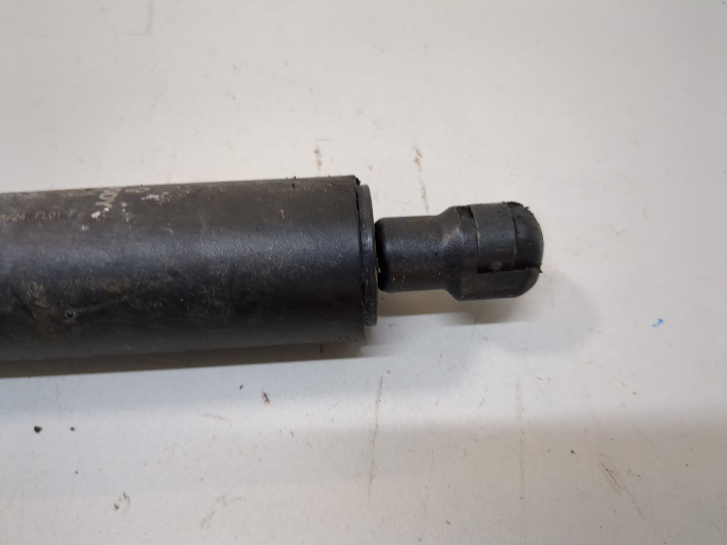 Амортизатор крышки багажника