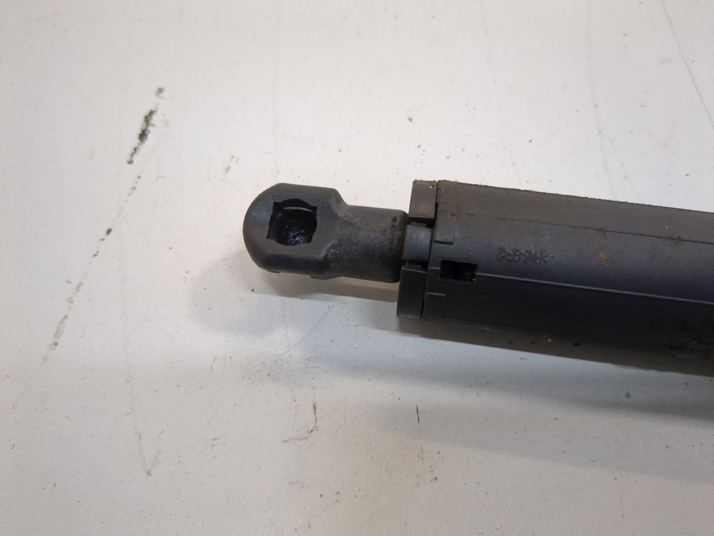 Амортизатор крышки багажника