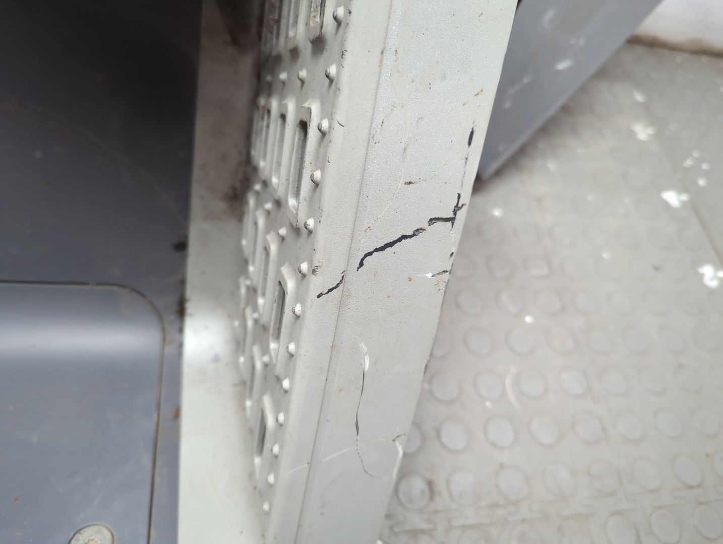 Подножка левая