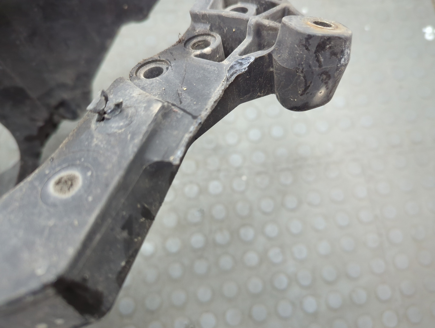 Кронштейн фар левый