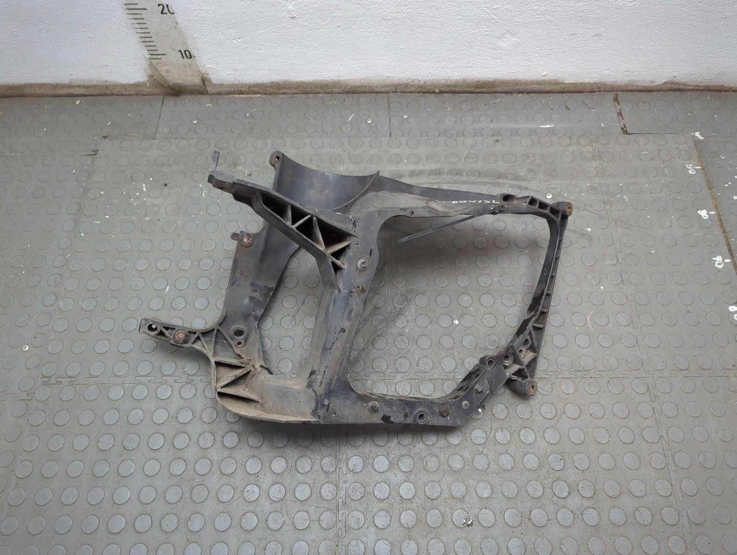 Кронштейн фар левый