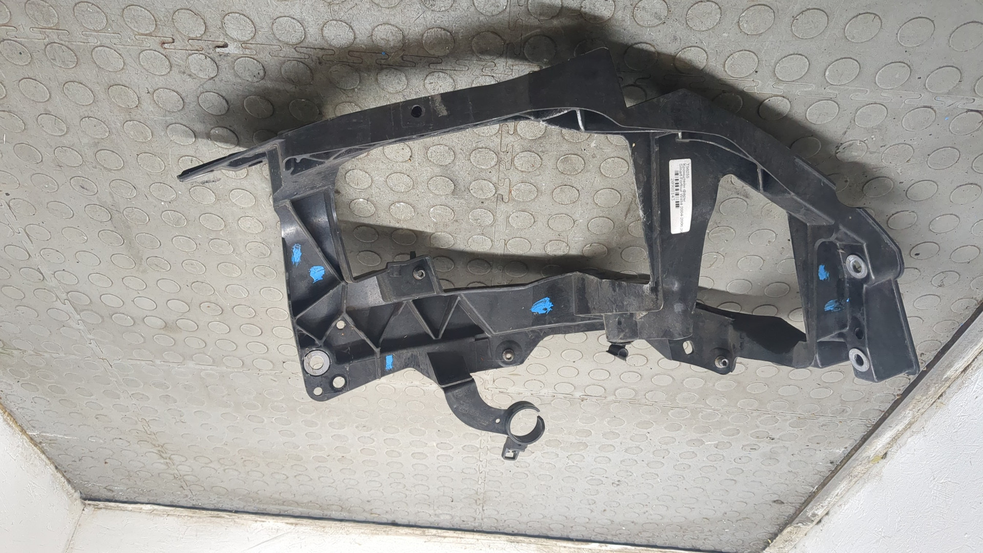 Кронштейн фар правый