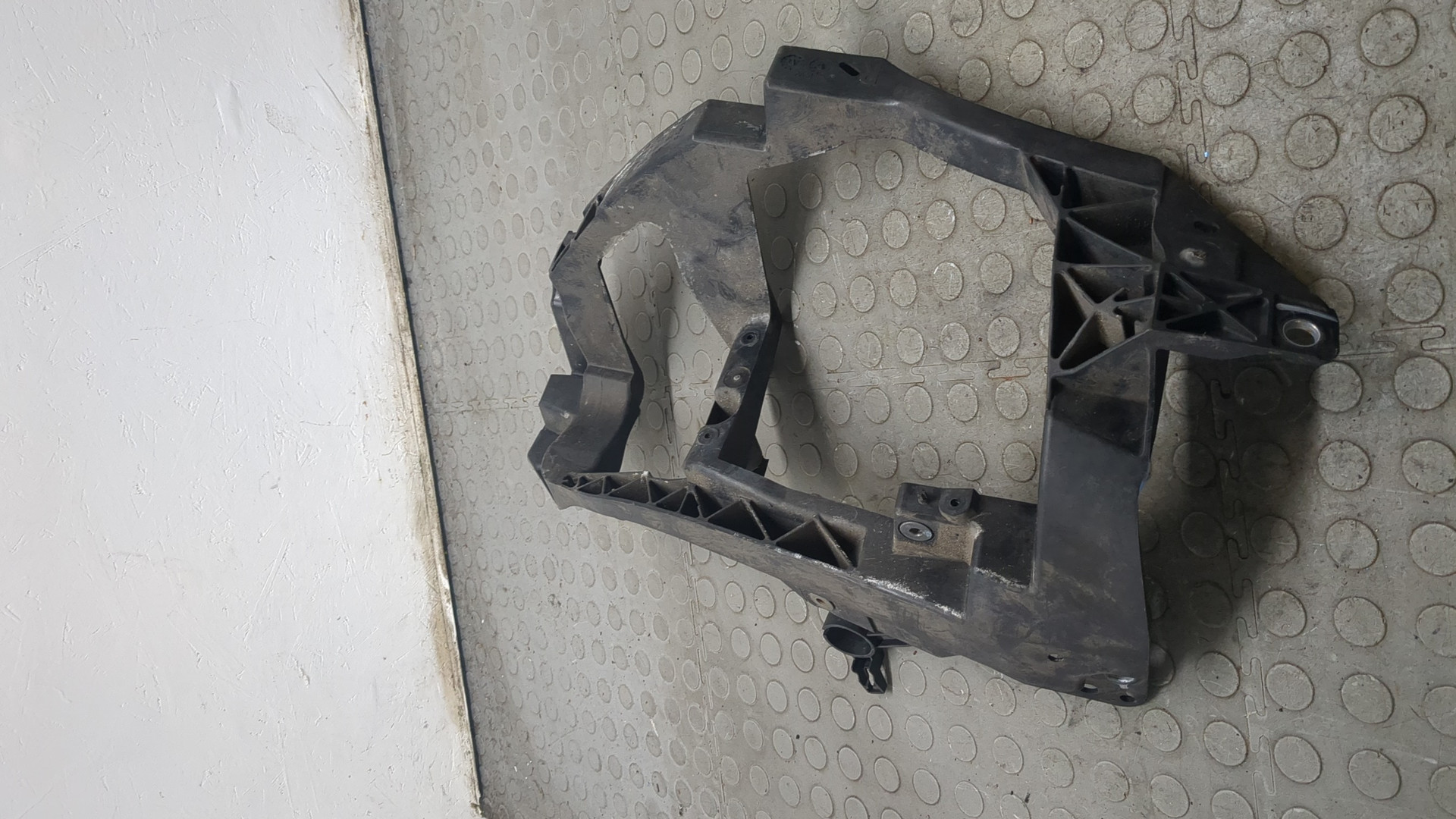 Кронштейн фар правый