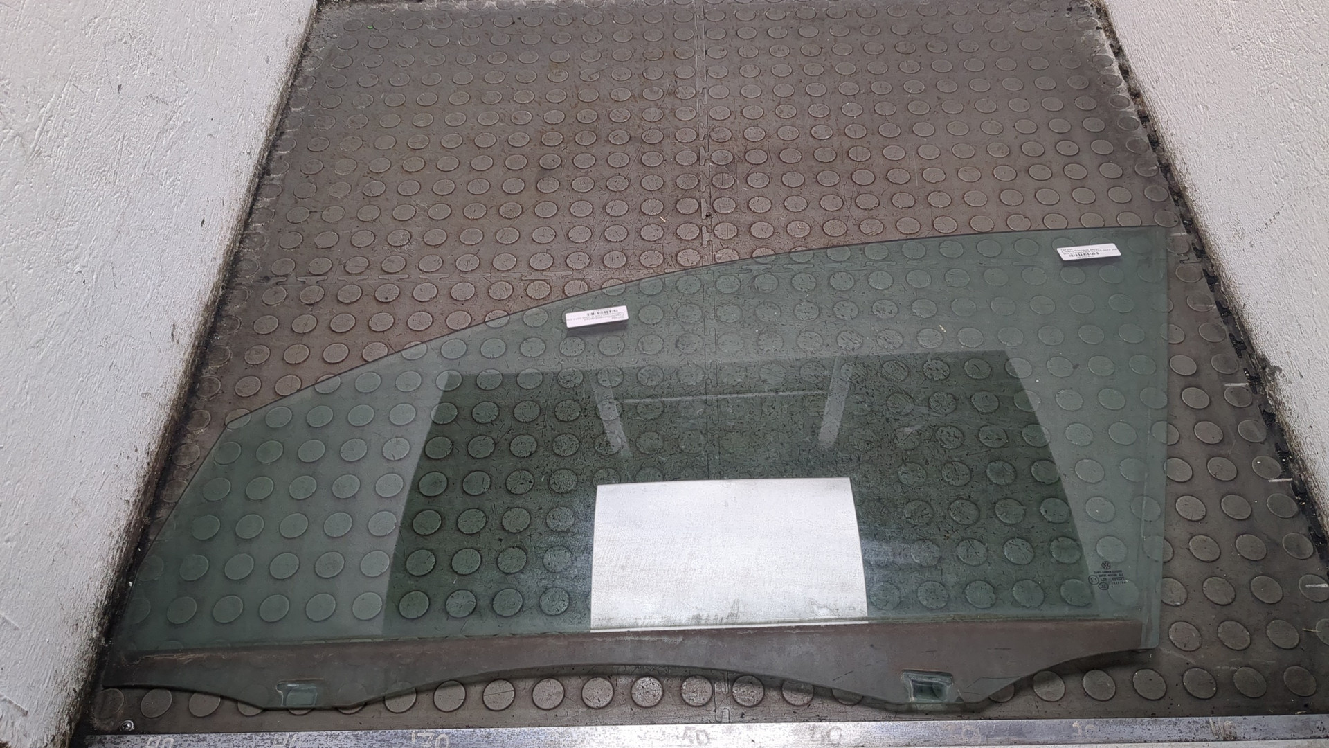 Стекло двери передней левой