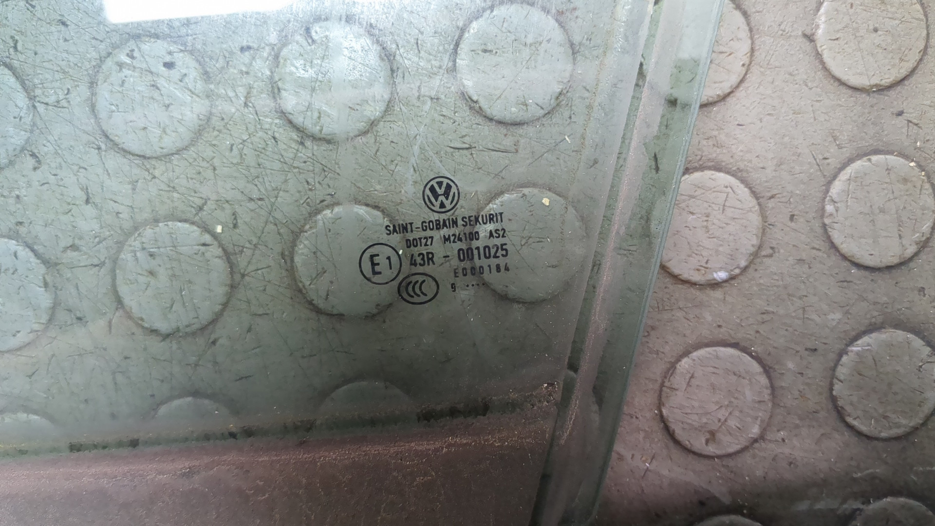 Стекло двери передней левой