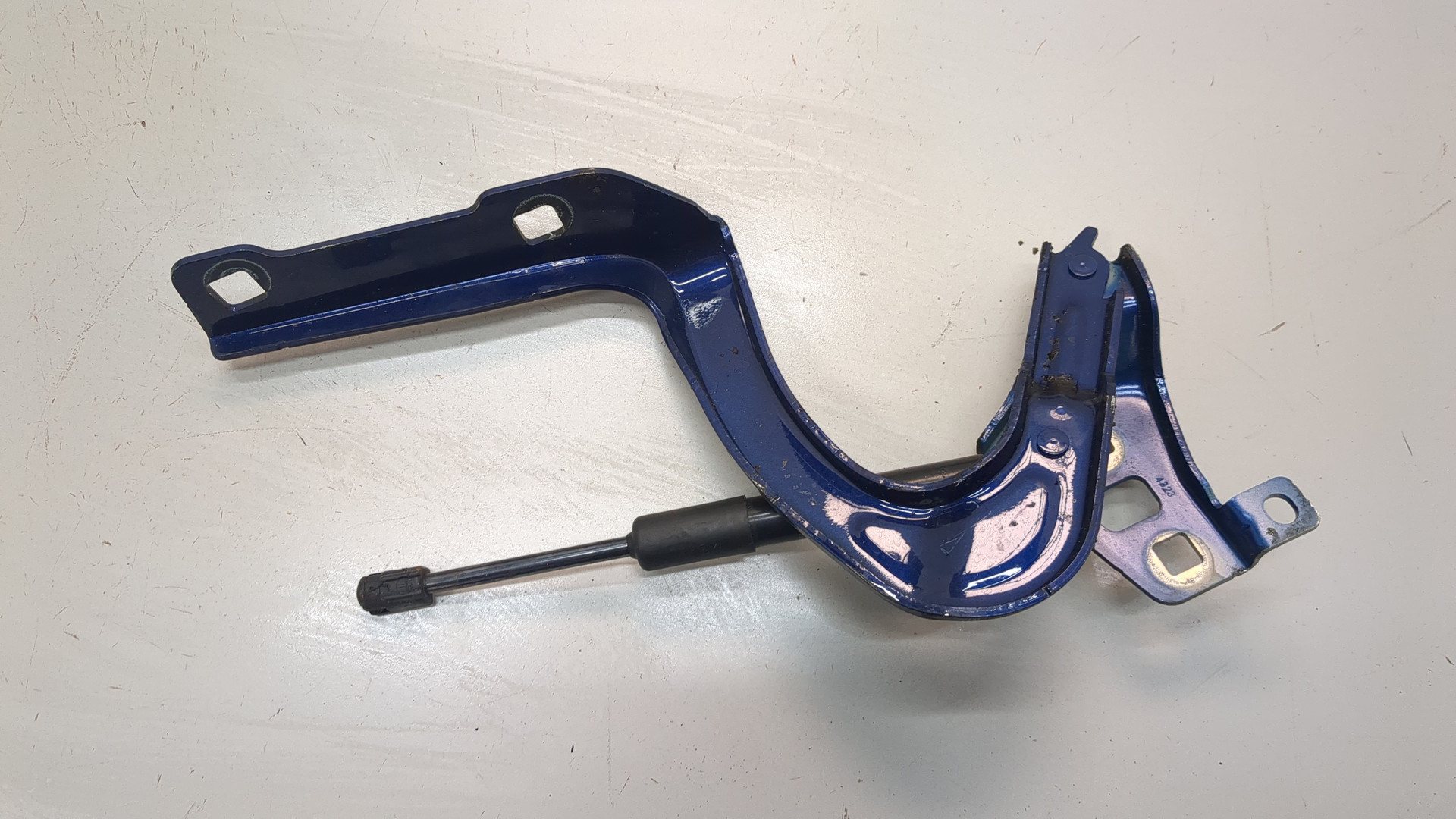 Петля капота правая