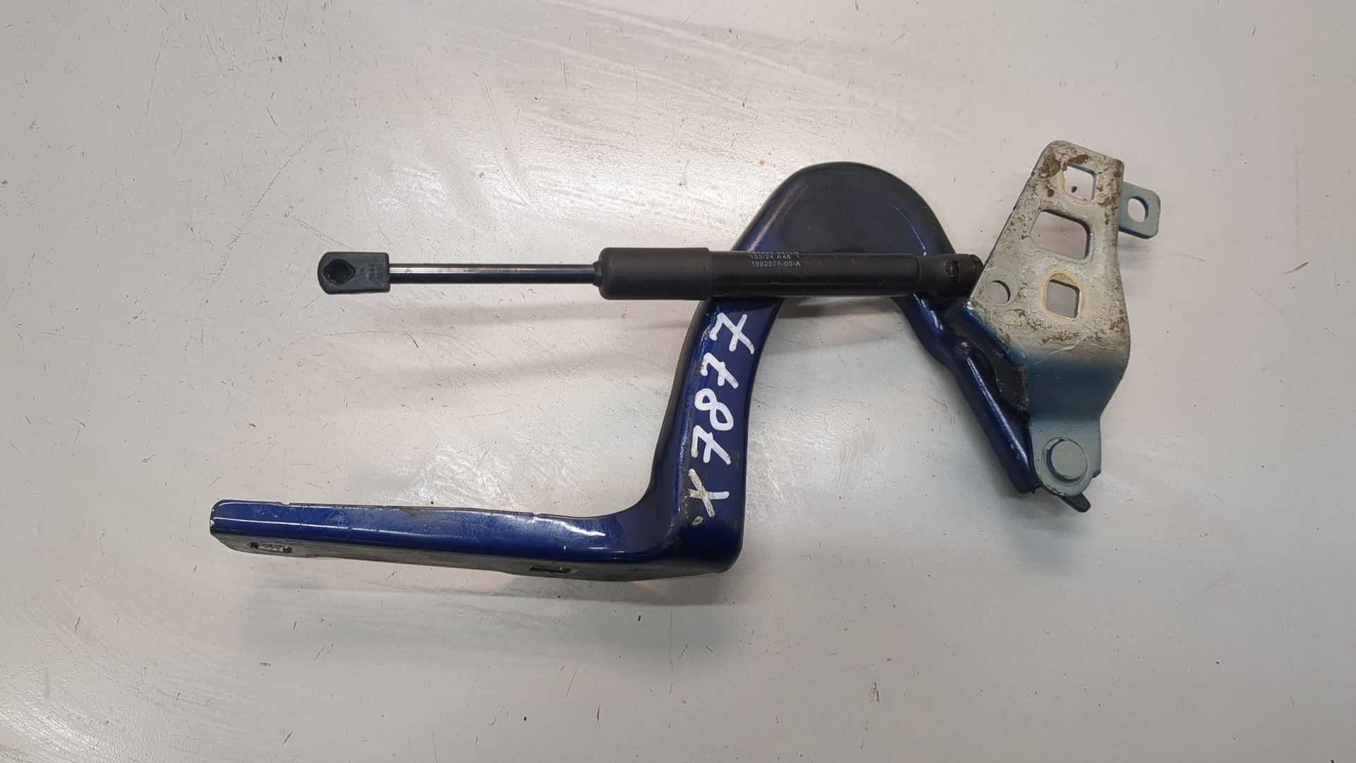 Петля капота правая