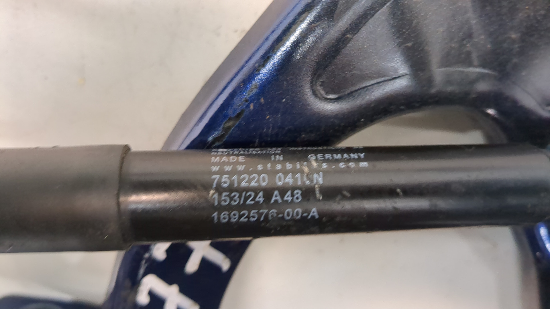 Петля капота правая