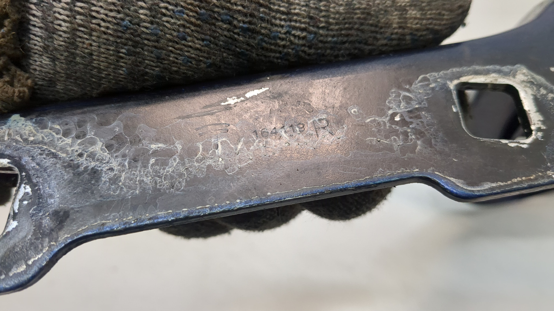 Петля капота правая