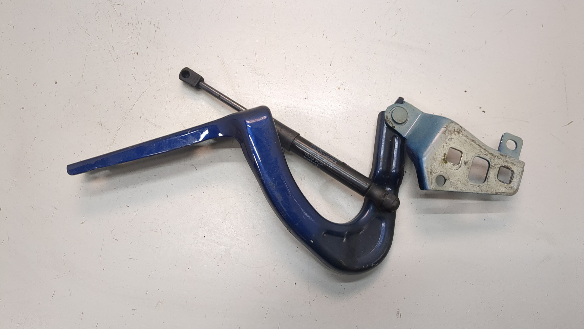 Петля капота левая