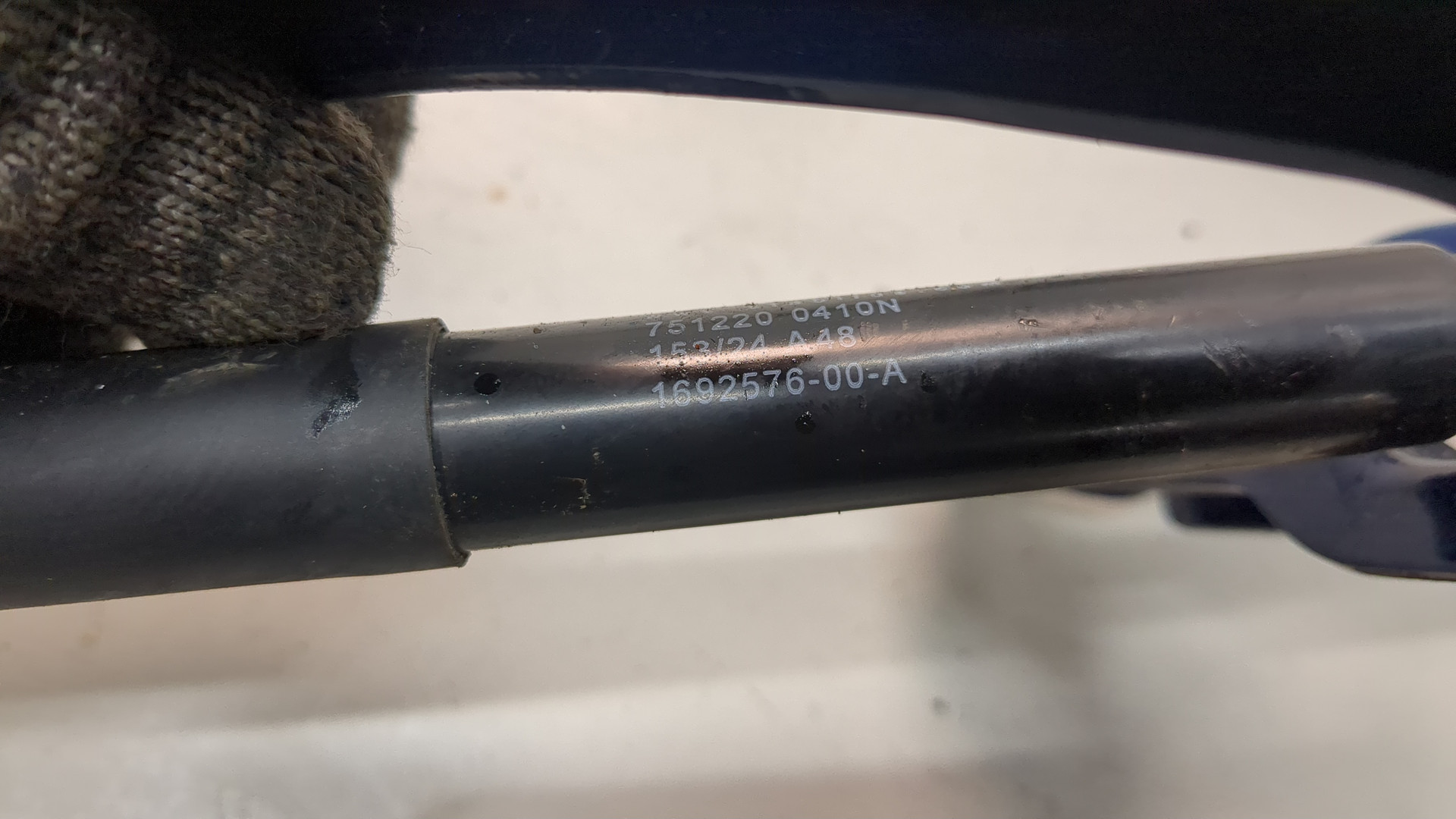 Петля капота левая