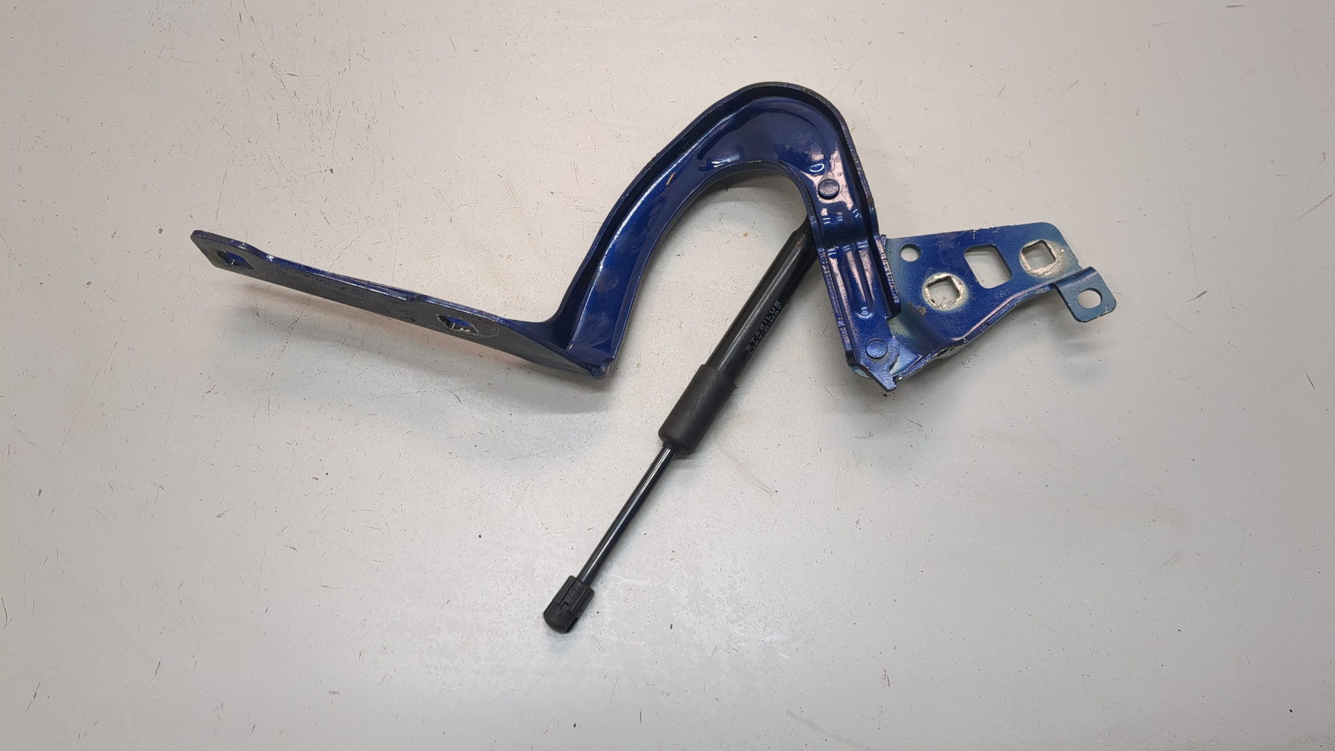 Петля капота левая