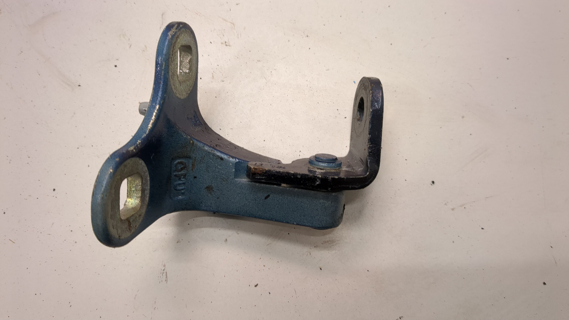 Петля двери