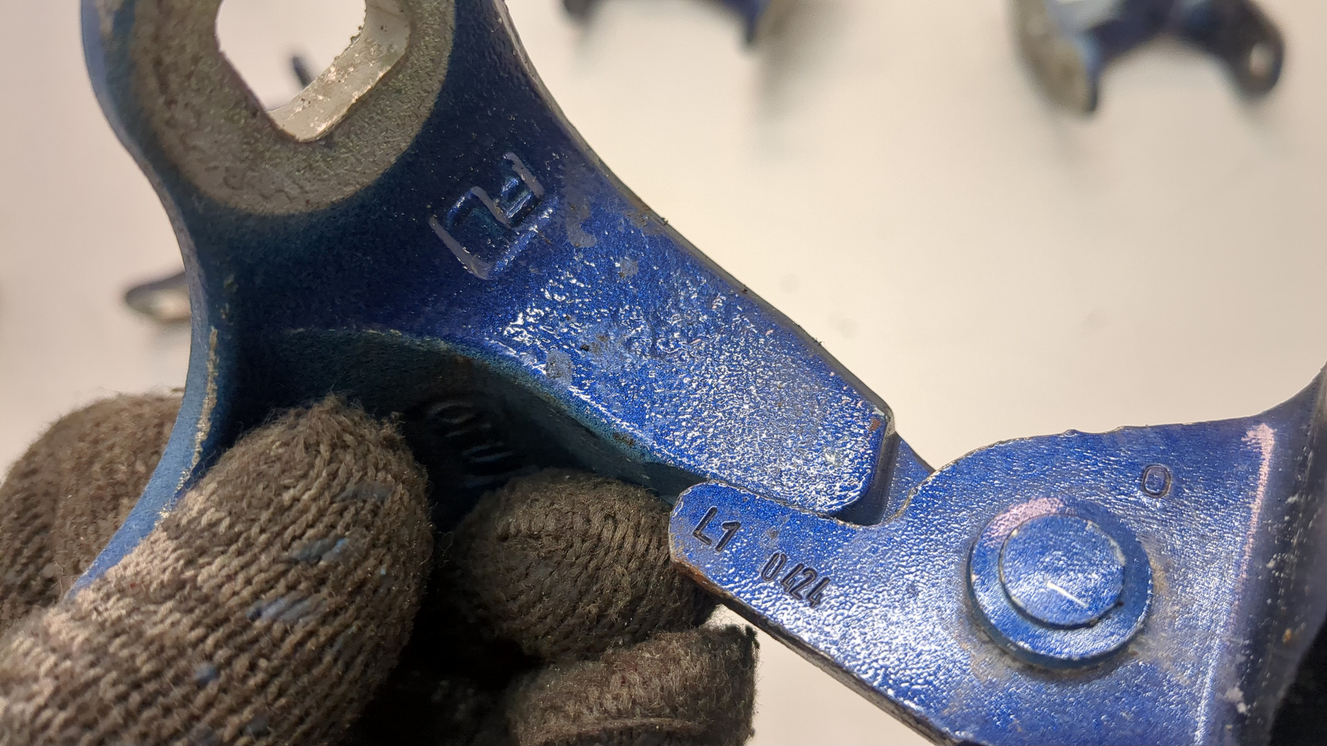 Петля двери