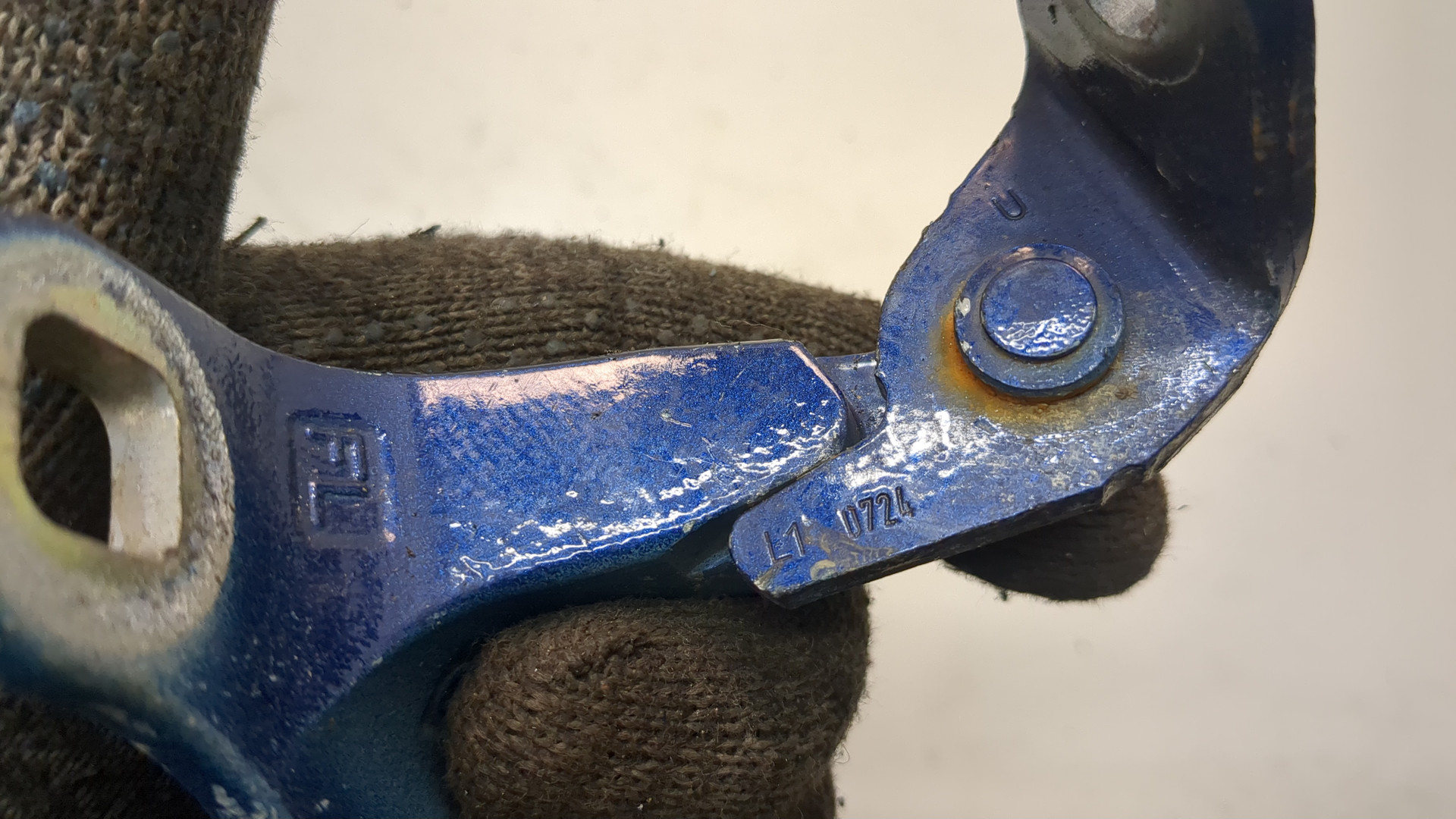 Петля двери