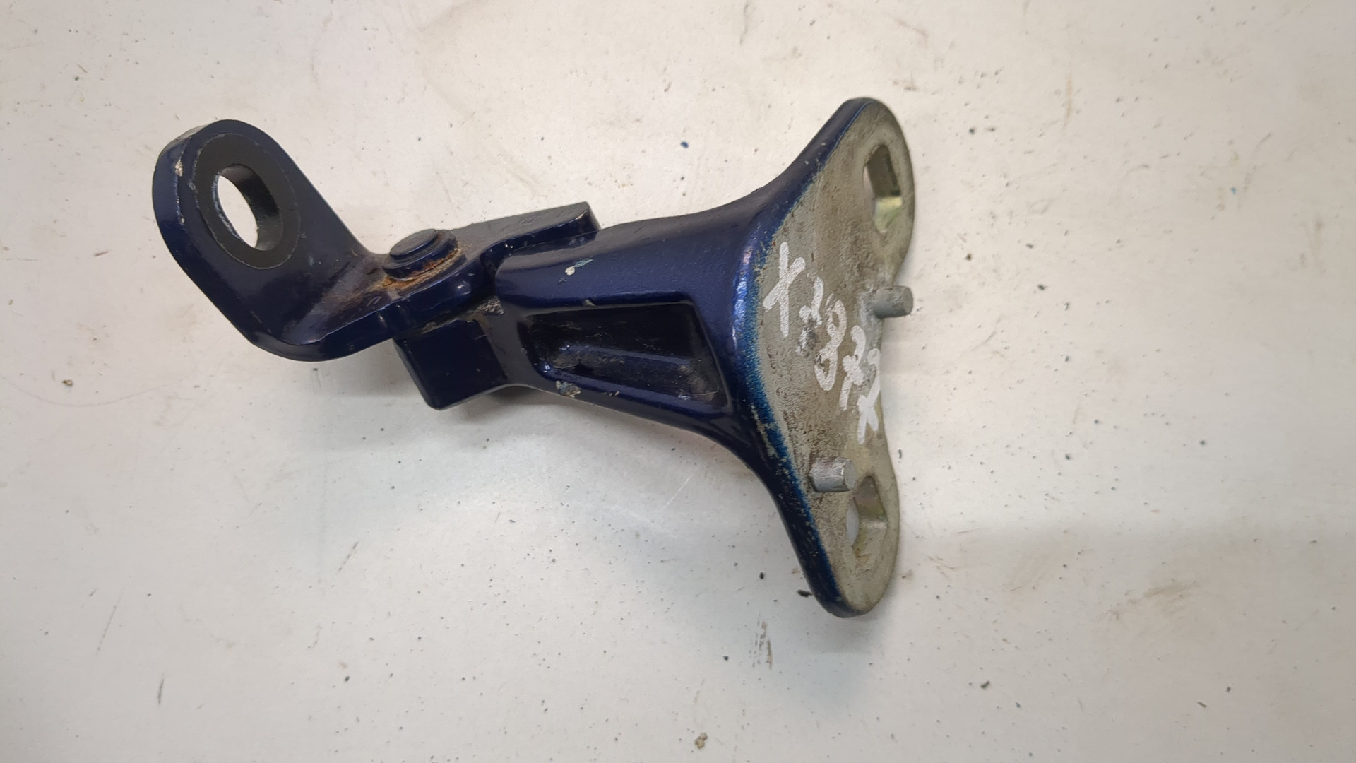 Петля двери