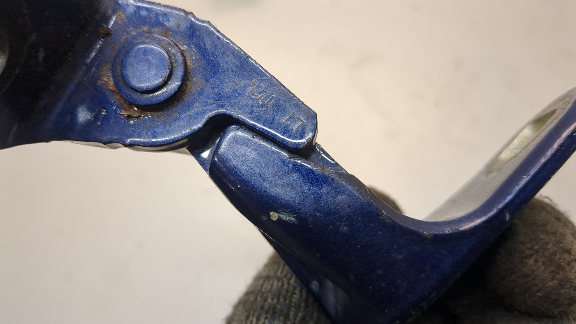 Петля двери