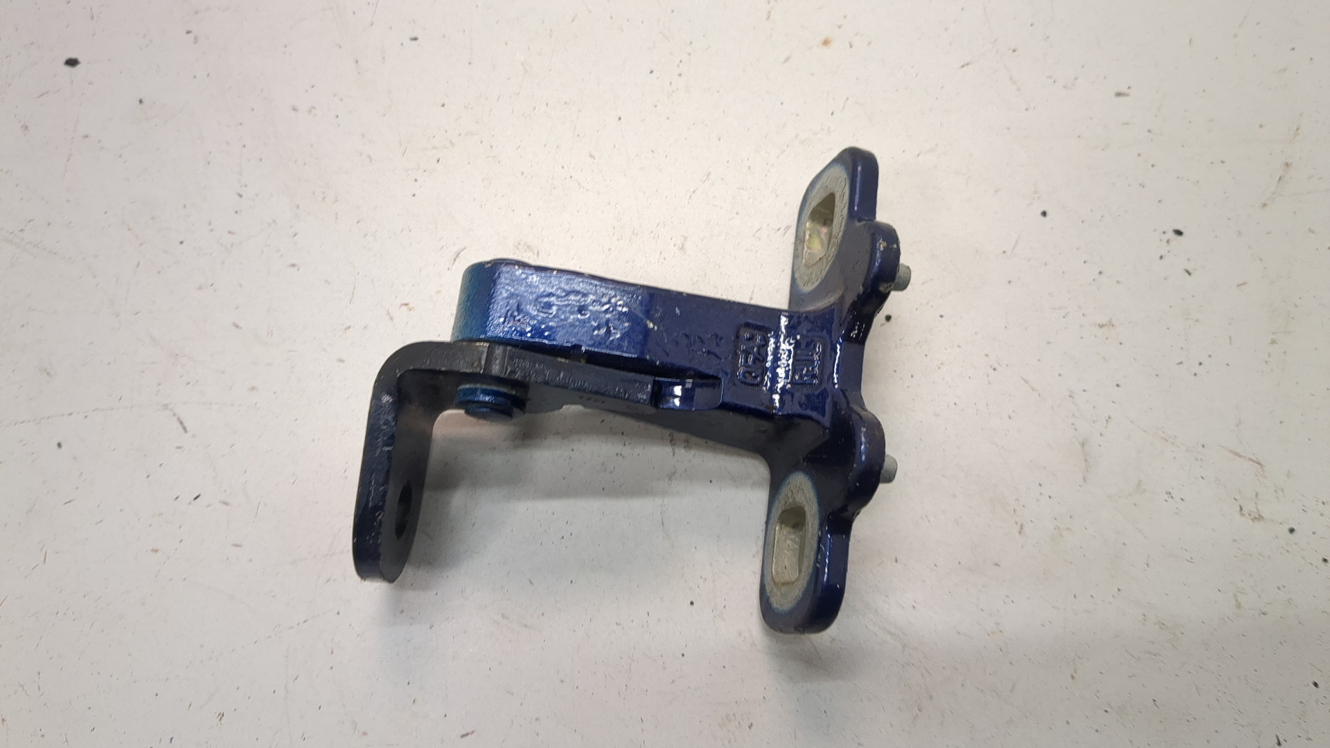 Петля двери