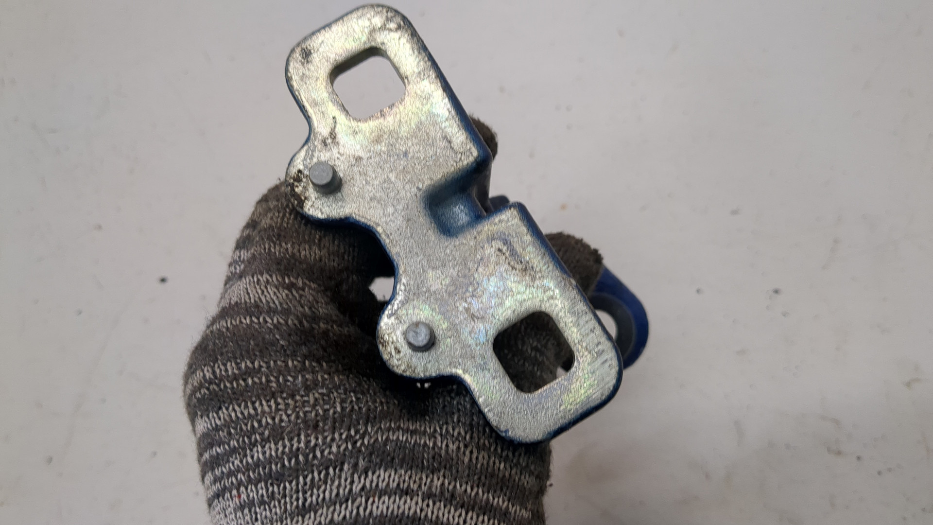 Петля двери