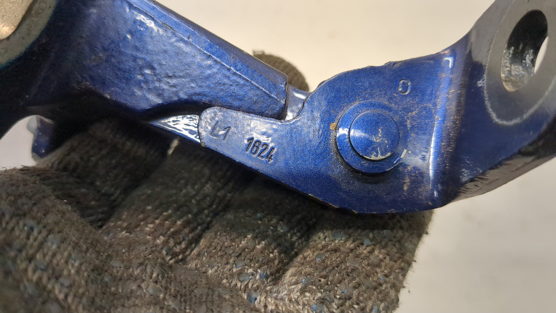 Петля двери