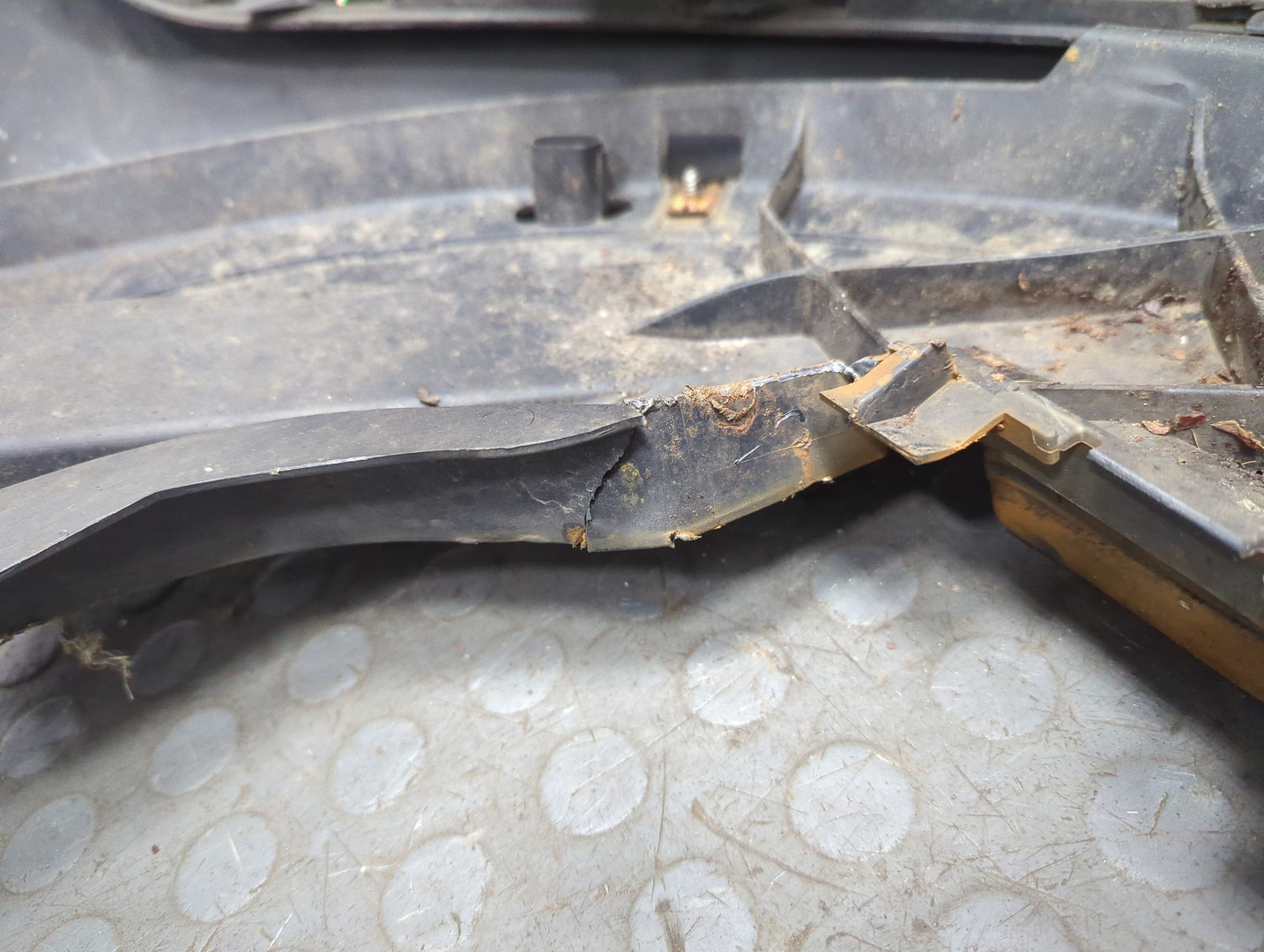 Бампер передний