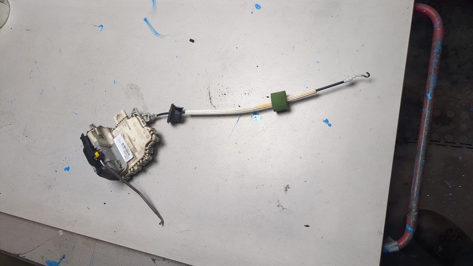 Замок двери передней левой