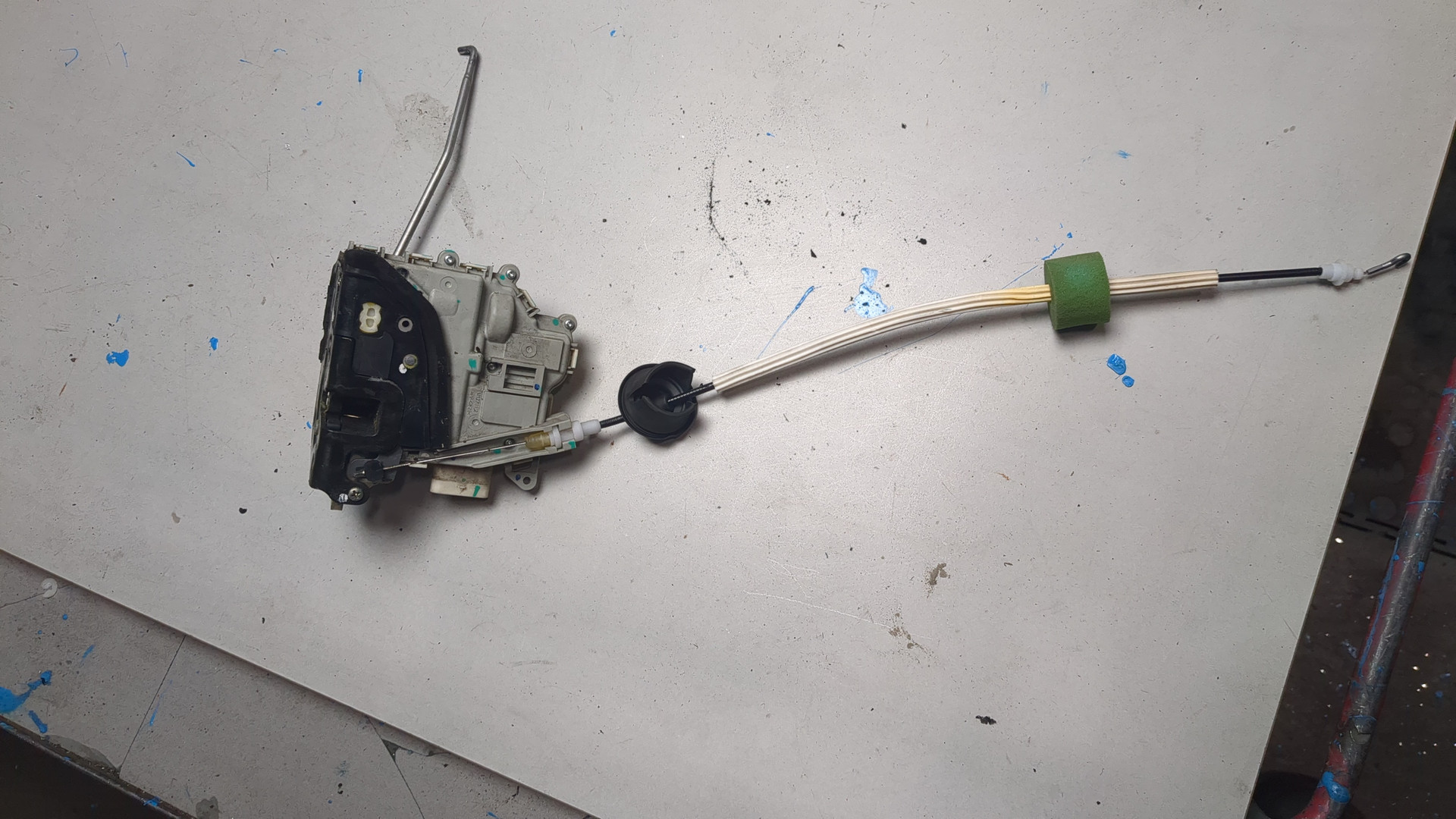 Замок двери передней левой