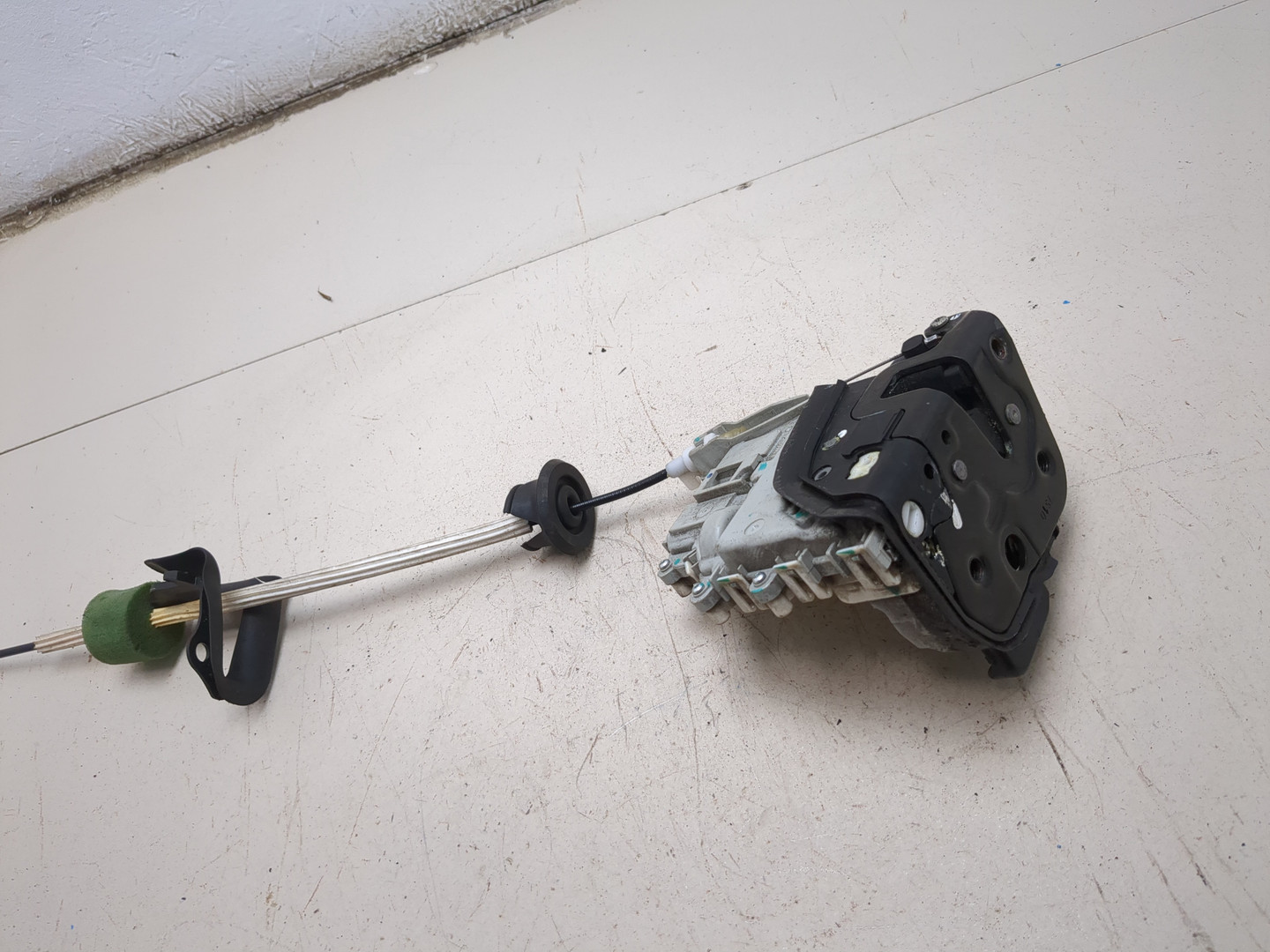 Замок двери передней левой