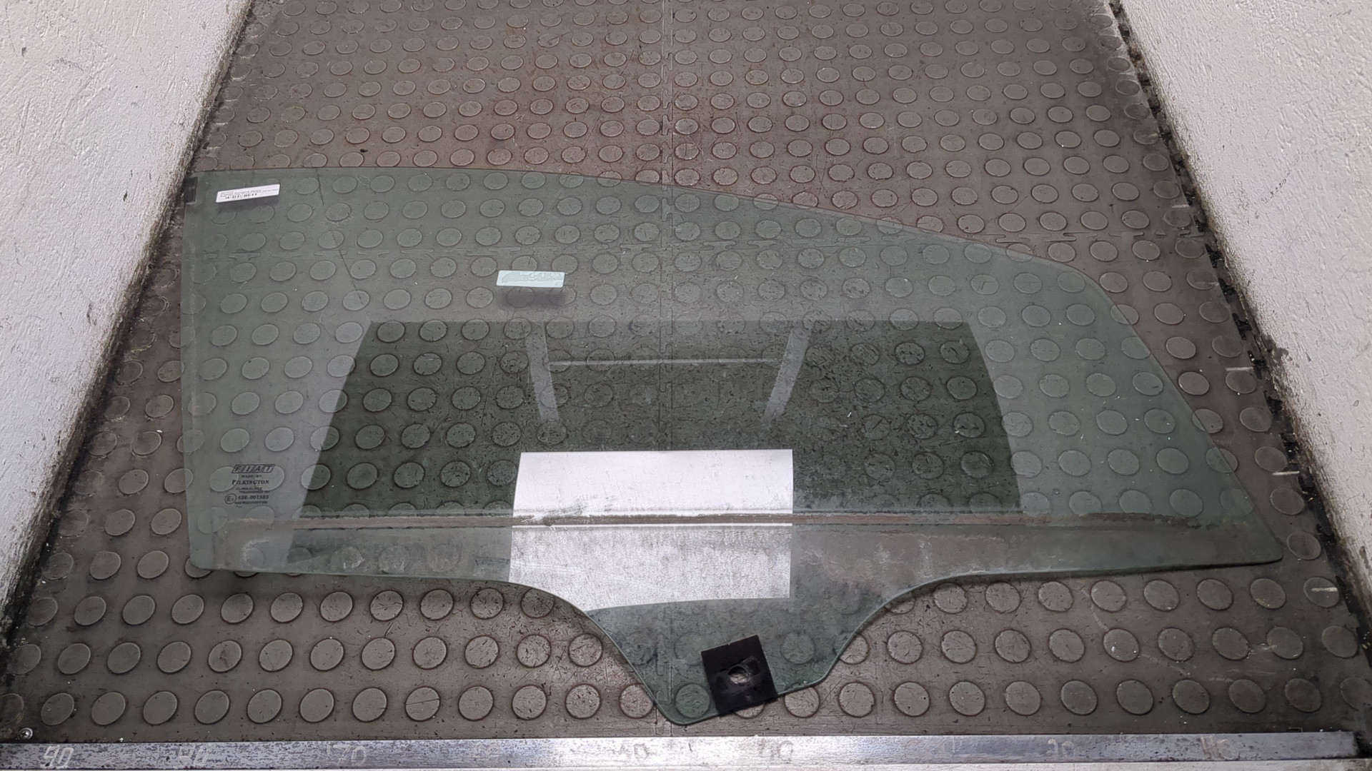 Стекло двери передней правой