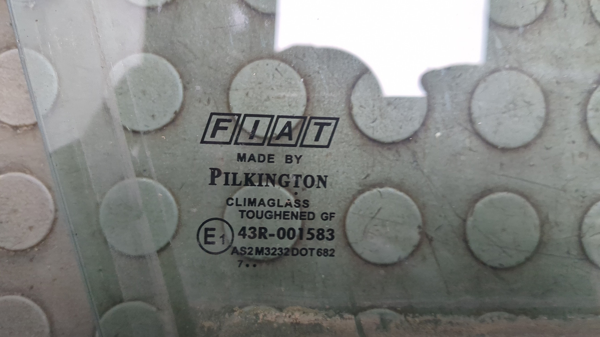 Стекло двери передней правой