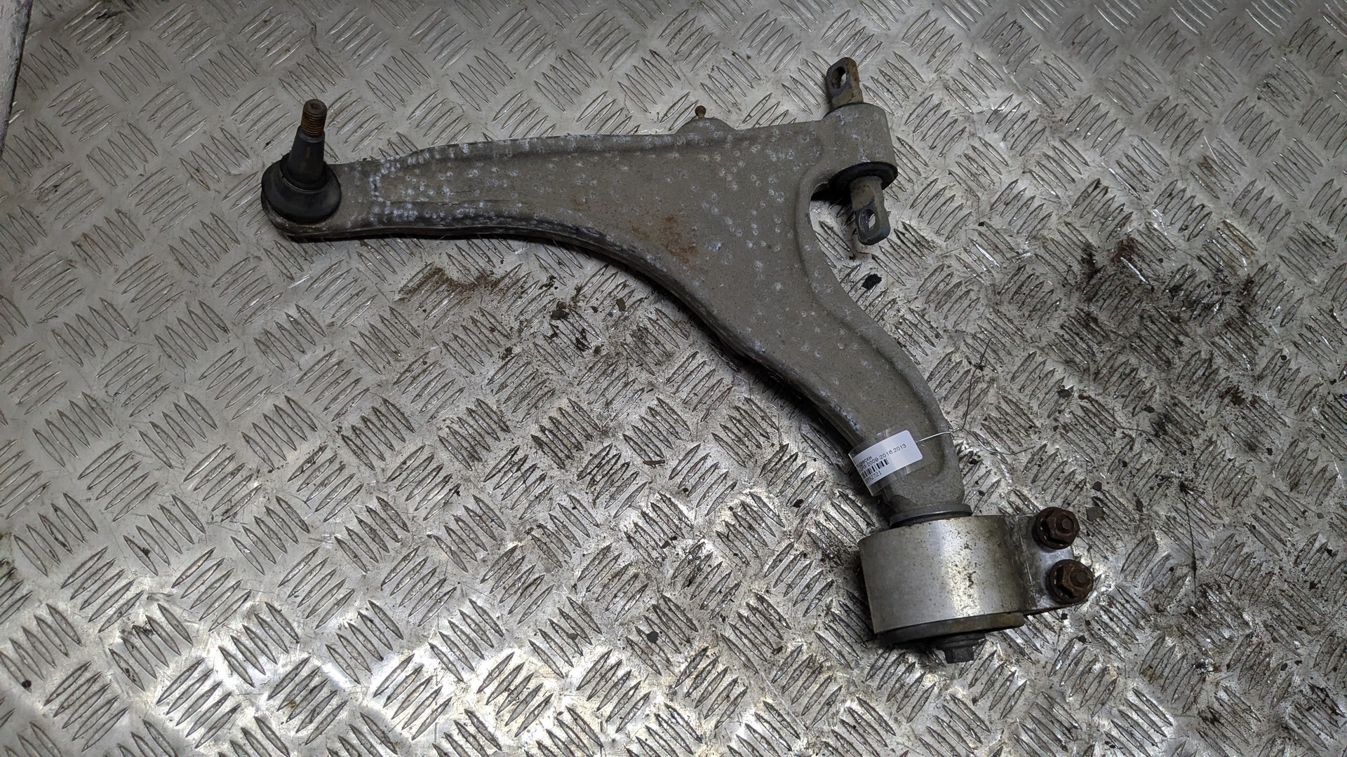 Рычаг передний левый