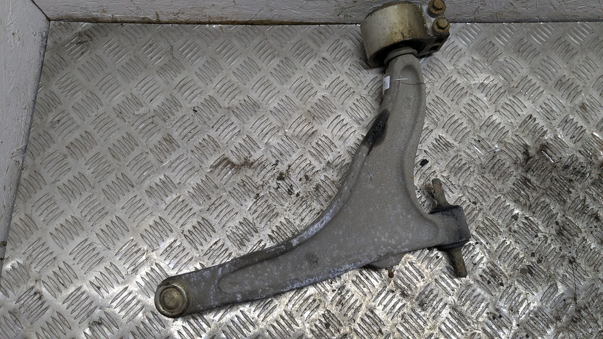 Рычаг передний левый