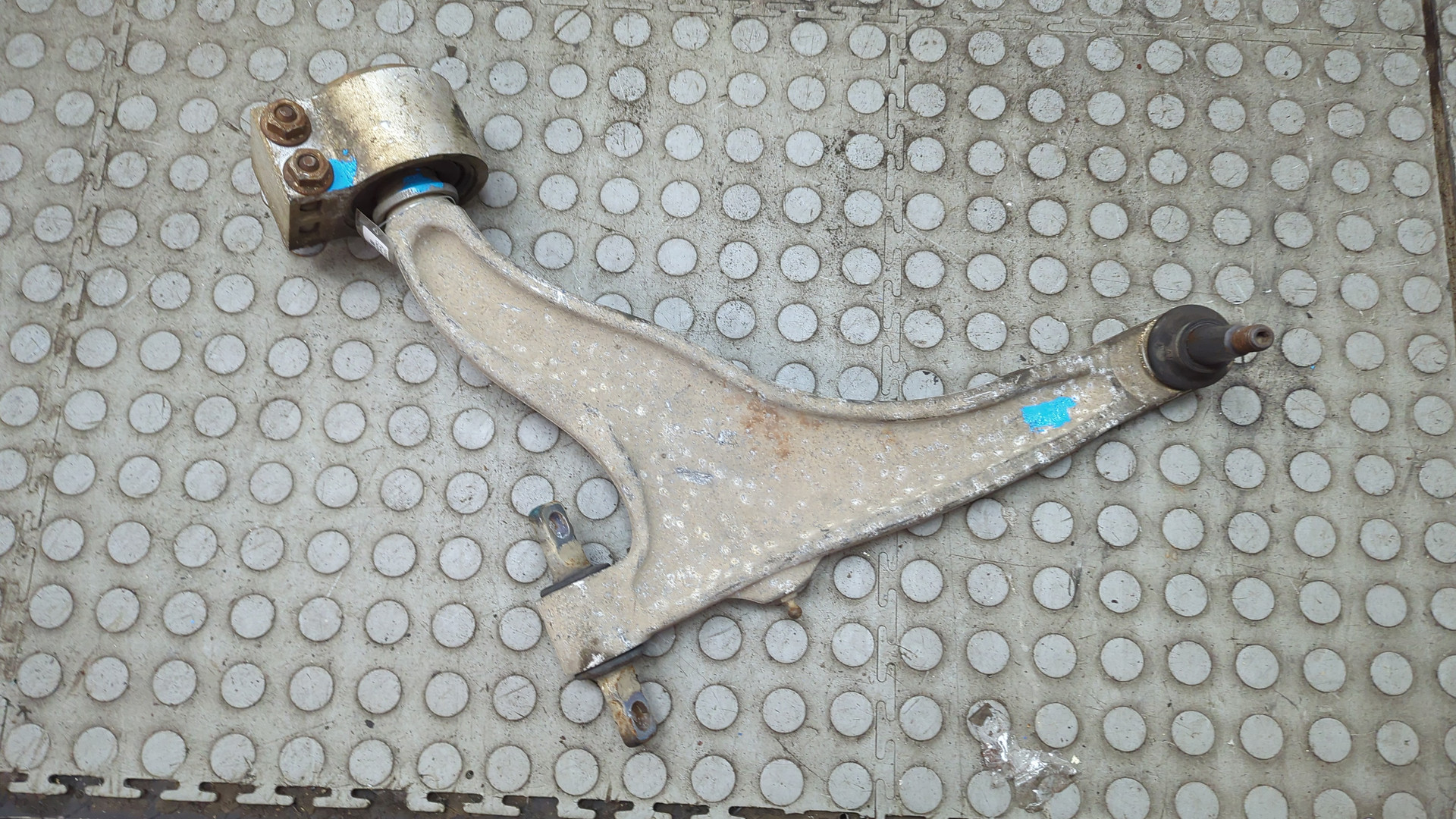 Рычаг передний левый