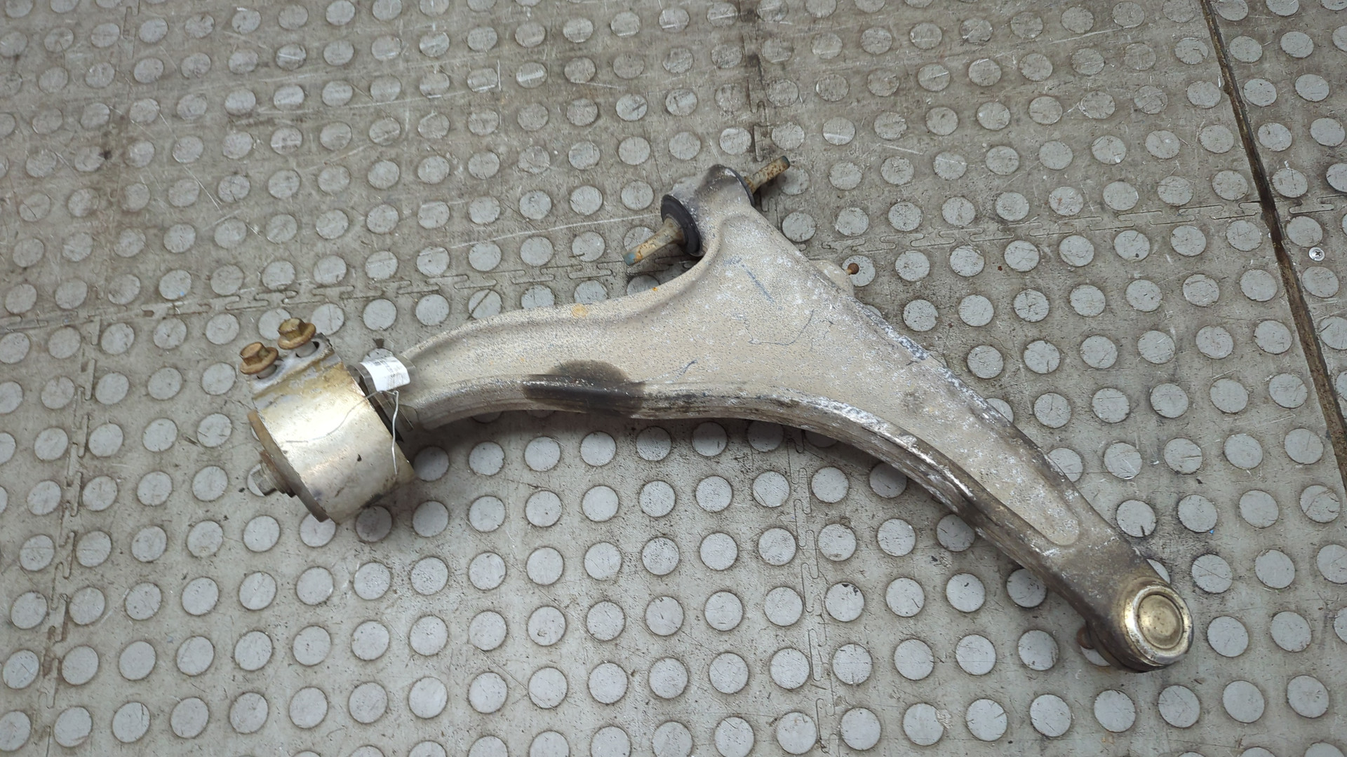 Рычаг передний левый