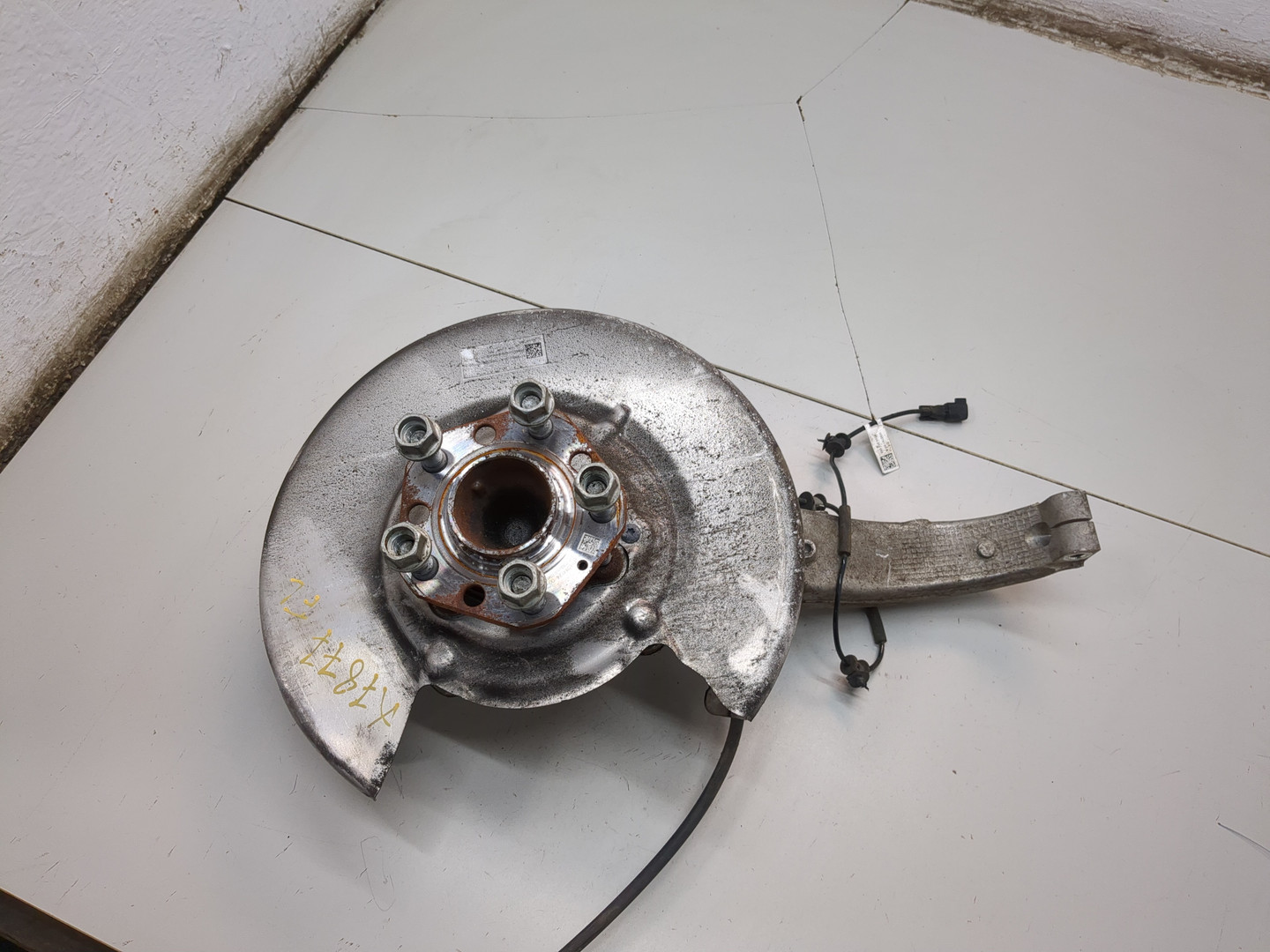 Кулак поворотный передний левый