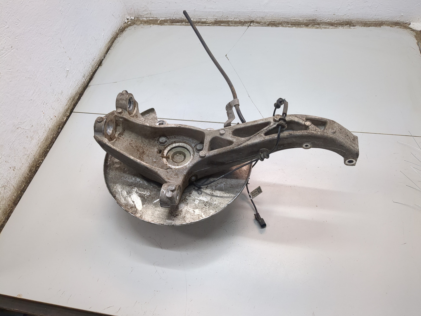 Кулак поворотный передний левый