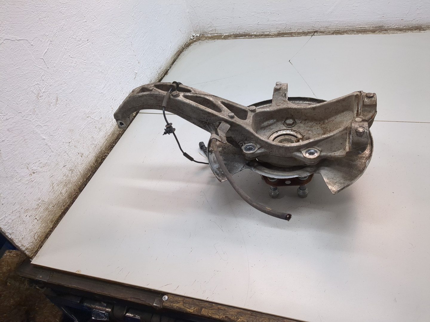 Кулак поворотный передний левый