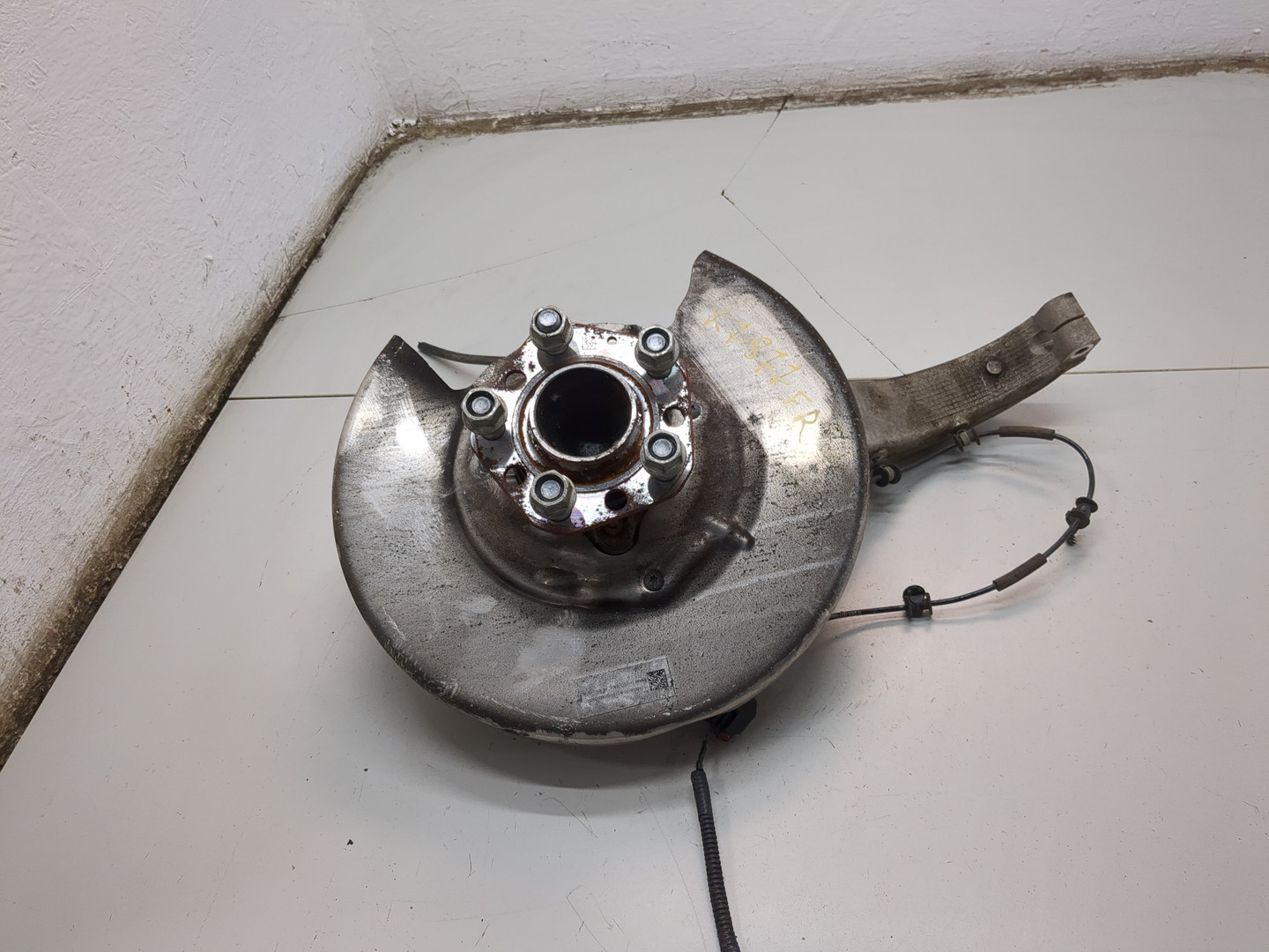 Кулак поворотный передний правый