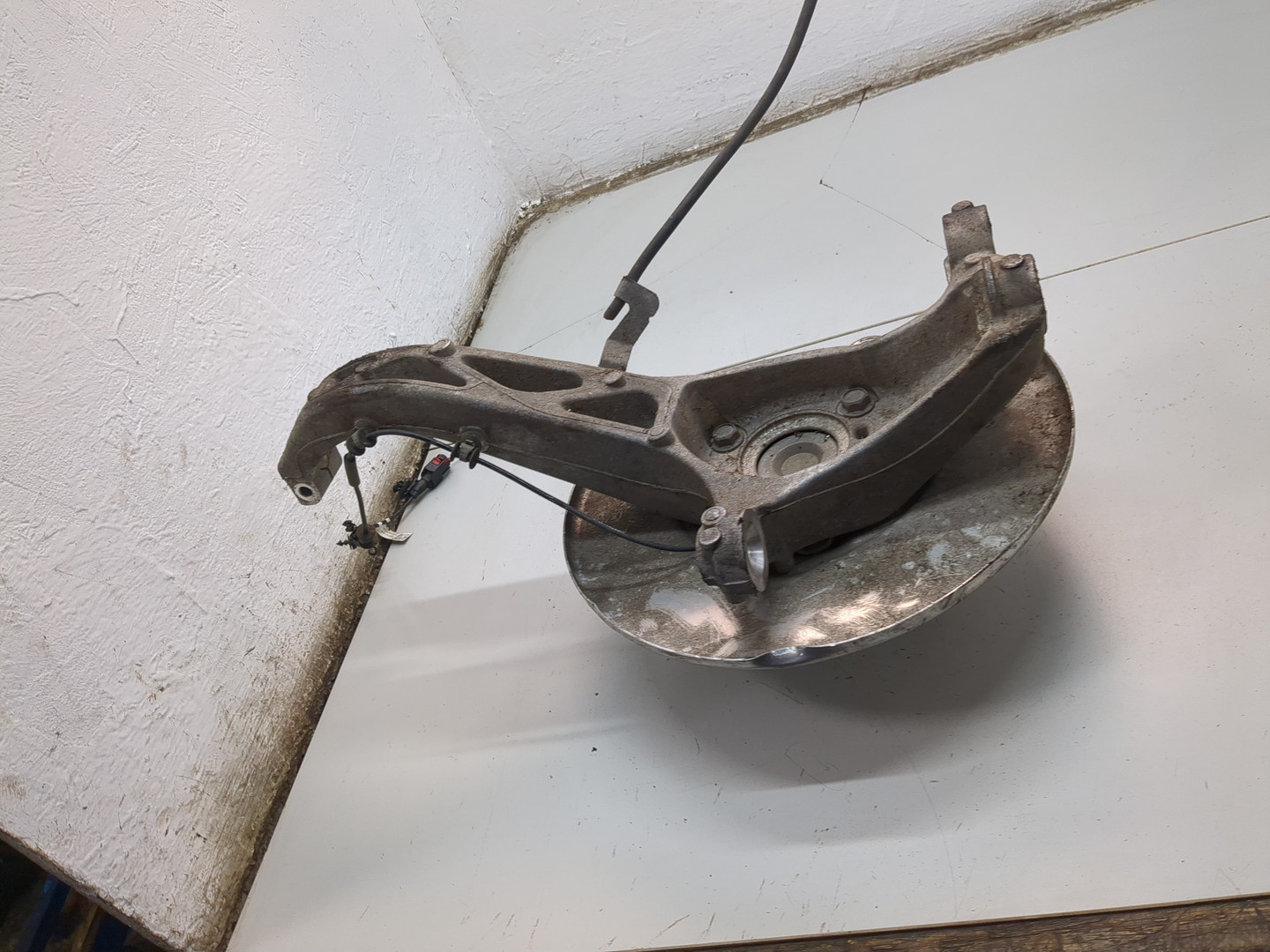 Кулак поворотный передний правый