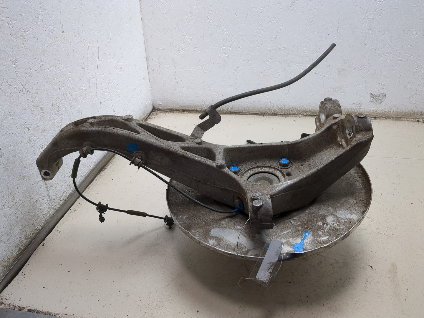 Кулак поворотный передний правый