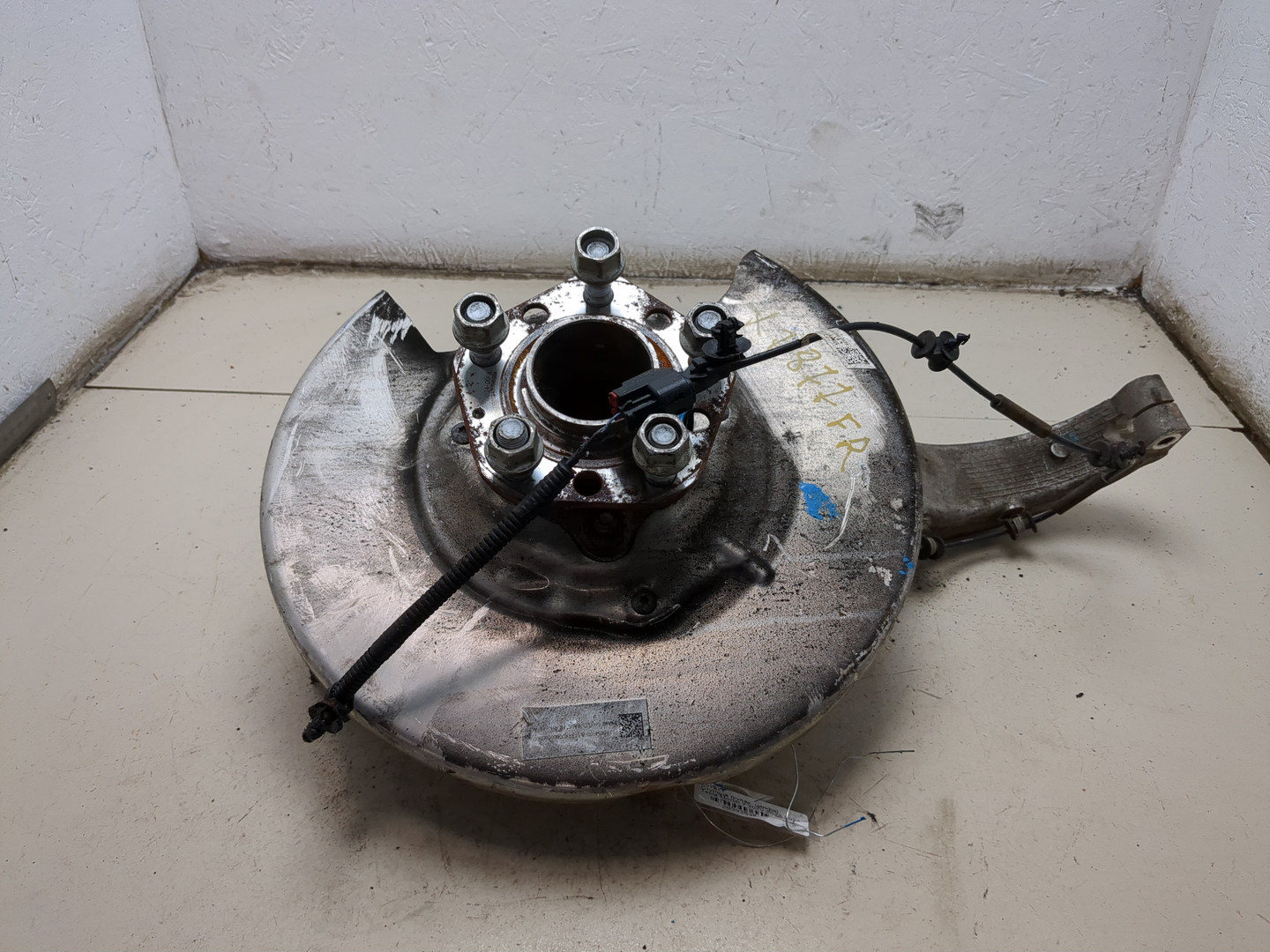 Кулак поворотный передний правый