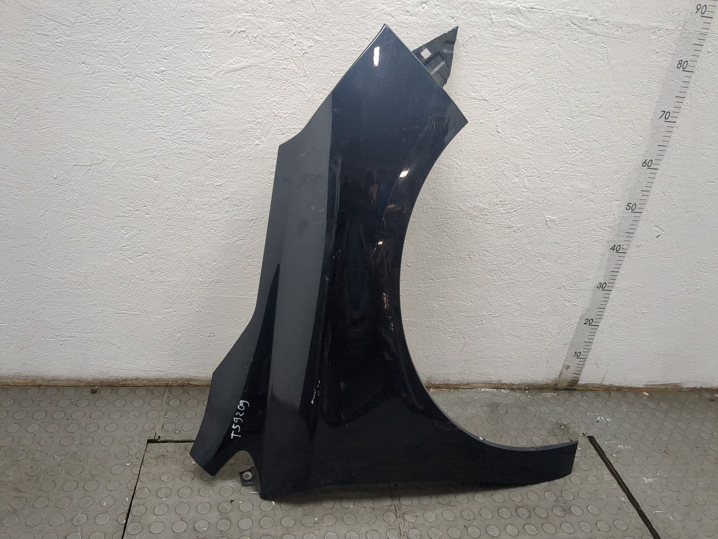 Крыло переднее правое