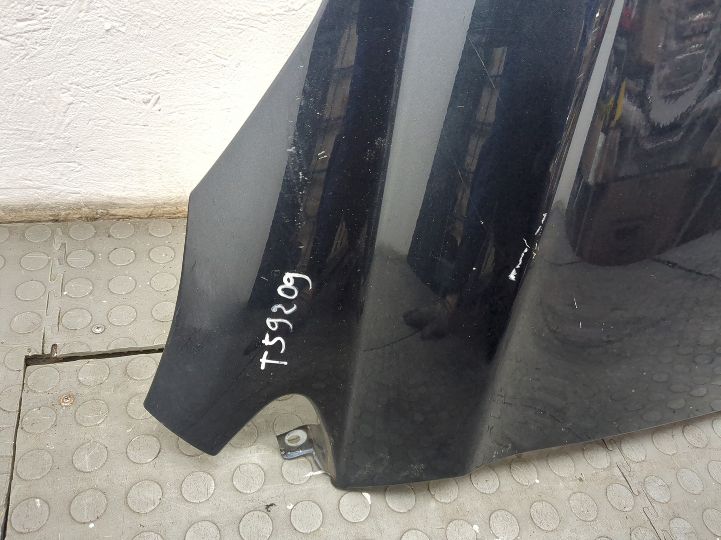 Крыло переднее правое