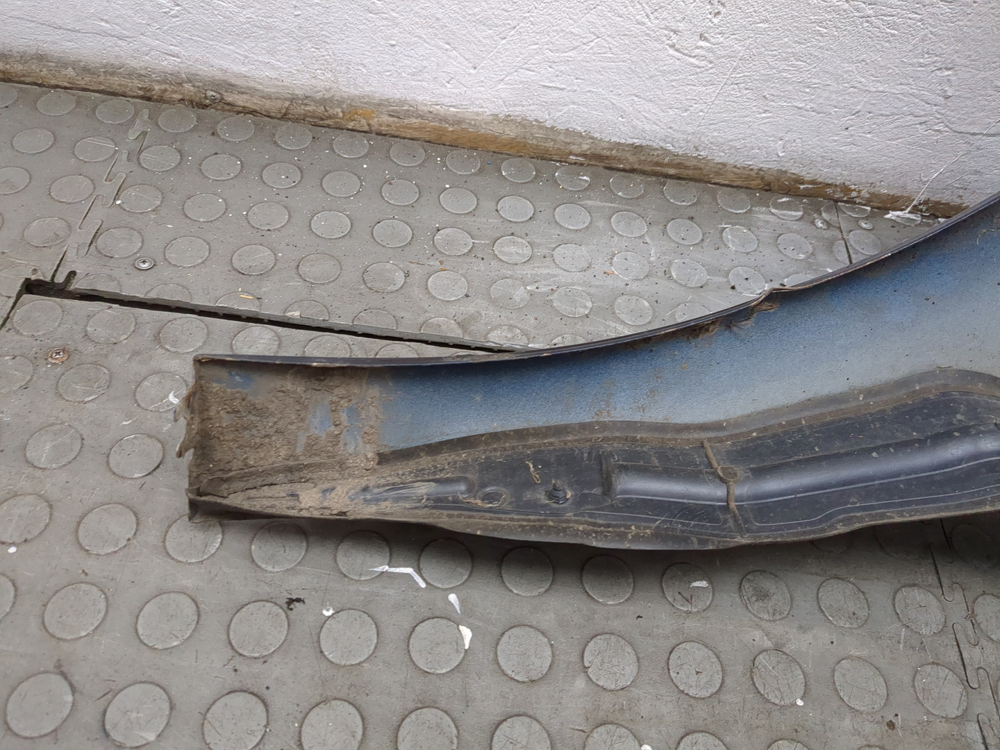 Крыло переднее правое